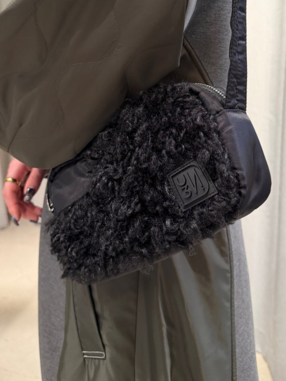 ブラック系のブーツ、その他のワンピース、ブラック系のボディバッグ/ウエストポーチを着用したレディースの秋コーディネートの5枚目の写真