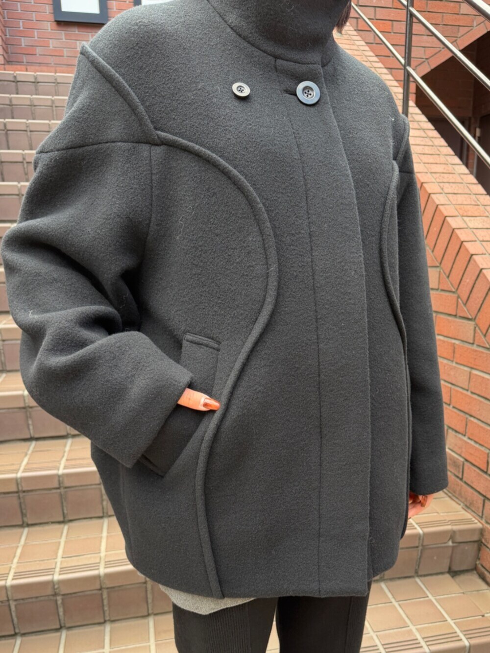 ブラック系のブーツ、ブラック系のその他アウターを着用したレディースの秋コーディネートの5枚目の写真