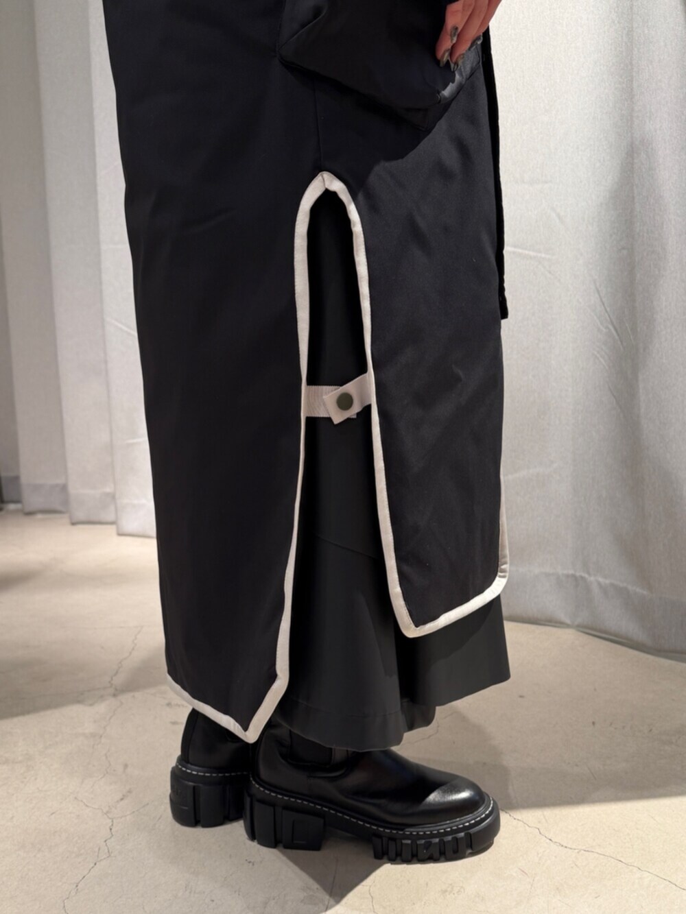 ブラック系のブーツ、ブラック系のその他アウター、ブラック系のその他パンツを着用したレディースの秋コーディネートの7枚目の写真