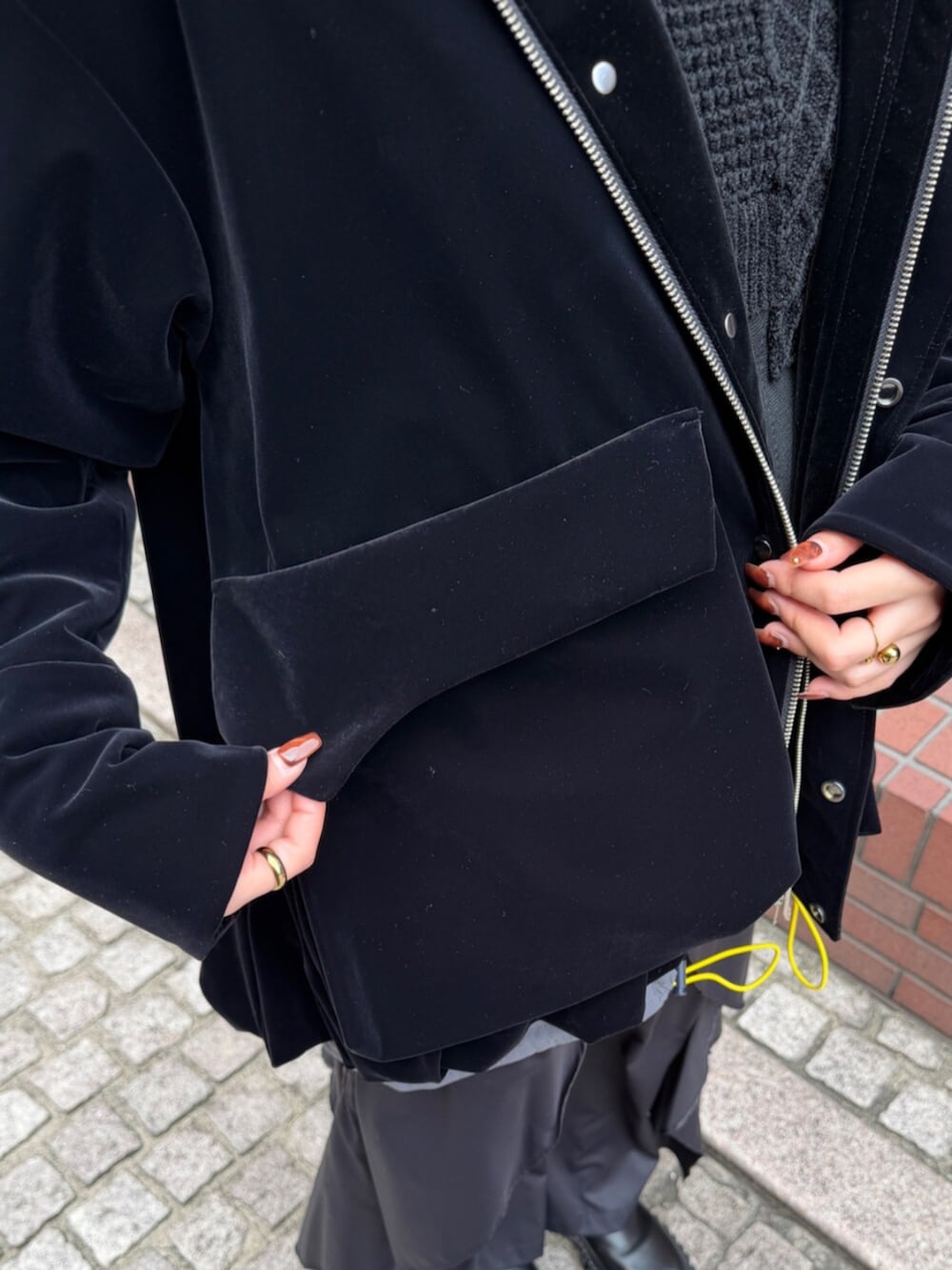 ブラック系のその他アウター、ブラック系のニット/セーター、グレー系のシャツ/ブラウスを着用したレディースの秋コーディネートの4枚目の写真