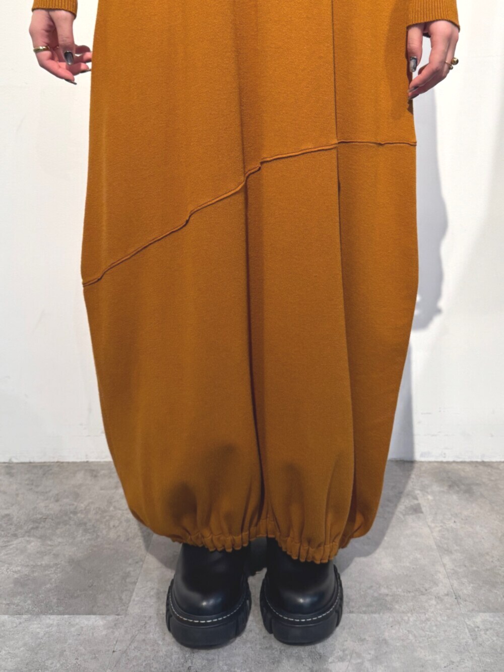 イエロー系のワンピース、ブラック系のショルダーバッグを着用したレディースの秋コーディネートの6枚目の写真