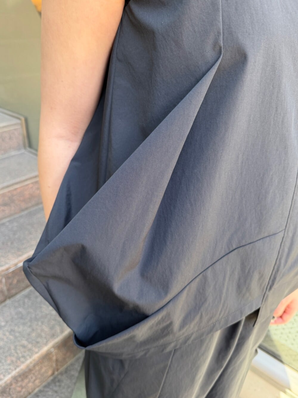 ブラック系のシャツ/ブラウス、ブラック系のその他パンツ、ブラック系のサンダルを着用したレディースの冬コーディネートの5枚目の写真