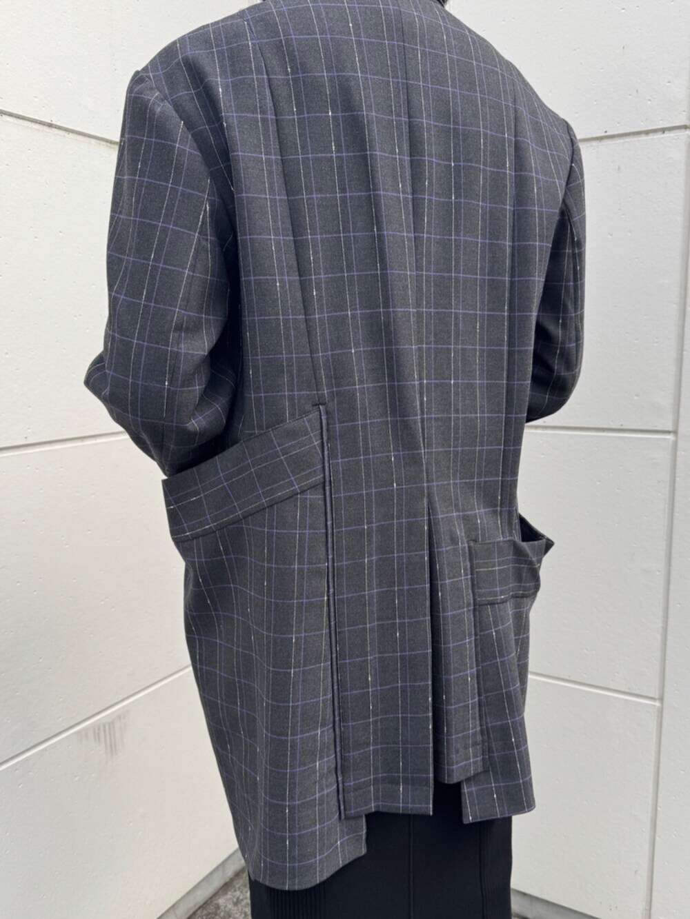 ブラック系のブーツ、グレー系のテーラードジャケット、ブラック系のワンピースを着用したレディースの秋コーディネートの7枚目の写真