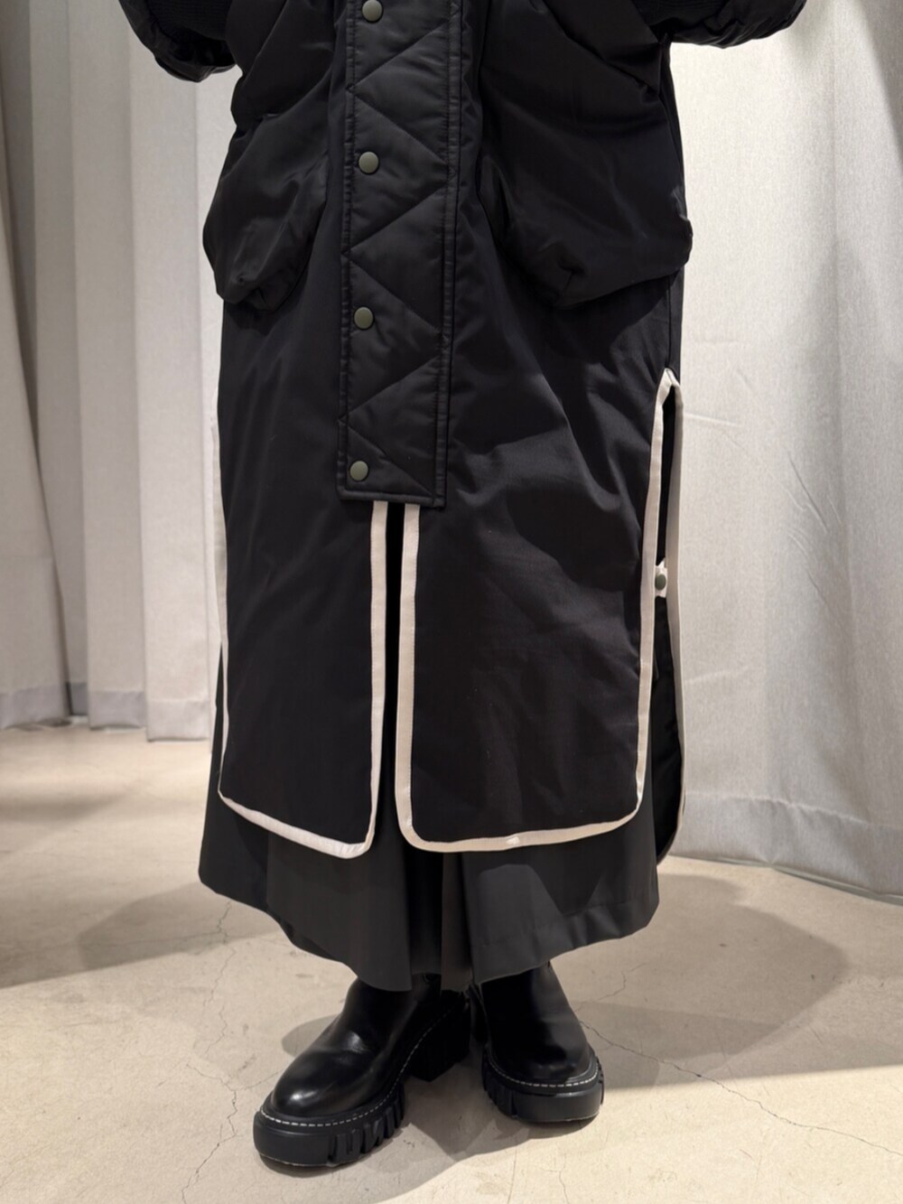 ブラック系のブーツ、ブラック系のその他アウター、ブラック系のその他パンツを着用したレディースの秋コーディネートの6枚目の写真