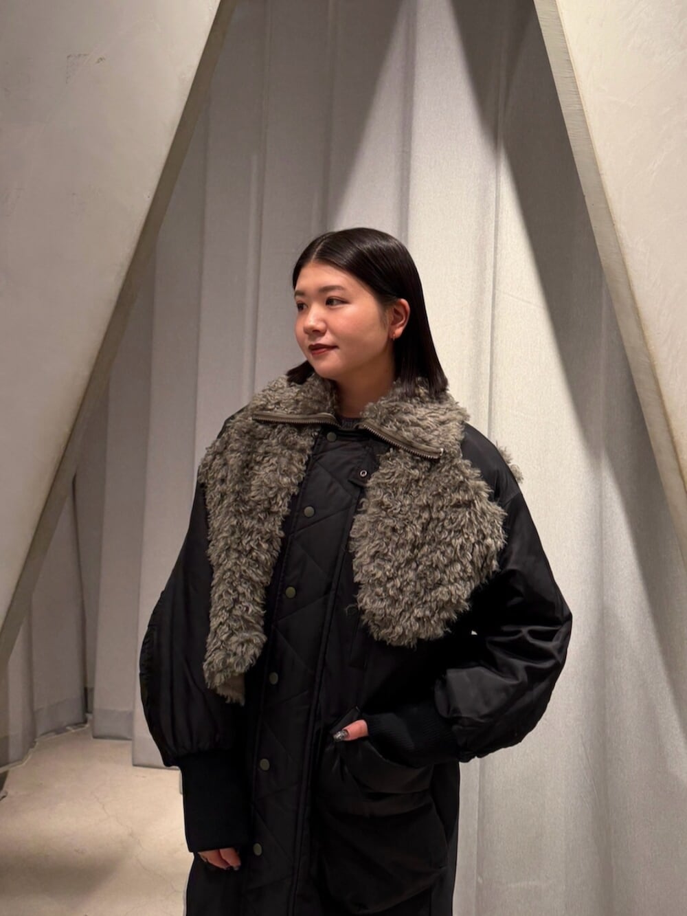 ブラック系のブーツ、ブラック系のその他アウター、ブラック系のその他パンツを着用したレディースの秋コーディネートの4枚目の写真