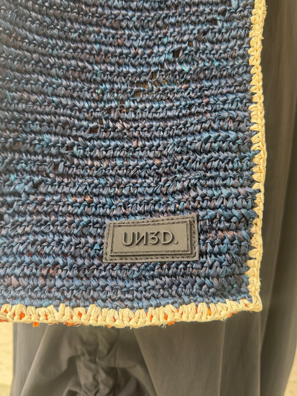 ブラック系のサンダル、ブラック系のワンピース、ブルー系のトートバッグを着用したレディースの夏コーディネートの7枚目の写真