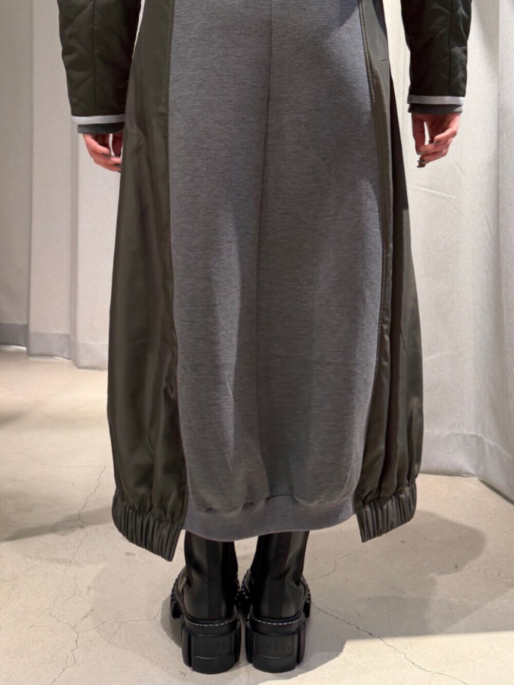 ブラック系のブーツ、その他のワンピース、ブラック系のボディバッグ/ウエストポーチを着用したレディースの秋コーディネートの8枚目の写真