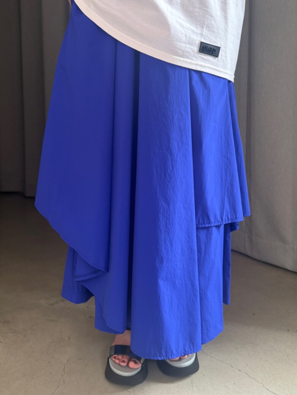 その他のサンダル、ホワイト系のTシャツ/カットソー、ブルー系のその他パンツを着用したレディースの夏コーディネートの6枚目の写真