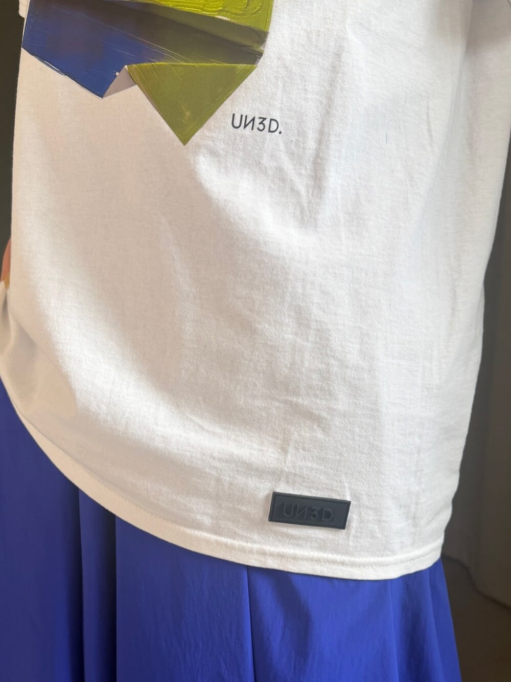 その他のサンダル、ホワイト系のTシャツ/カットソー、ブルー系のその他パンツを着用したレディースの夏コーディネートの4枚目の写真