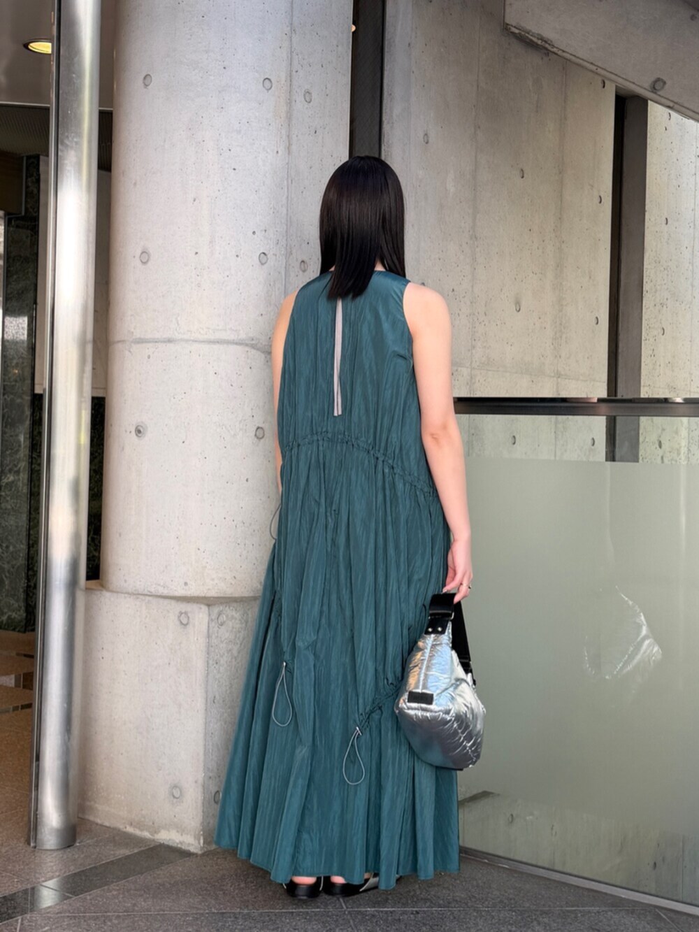 ブルー系のワンピース、シルバー系のショルダーバッグ、シルバー系のサンダルを着用したレディースの春コーディネートの2枚目の写真