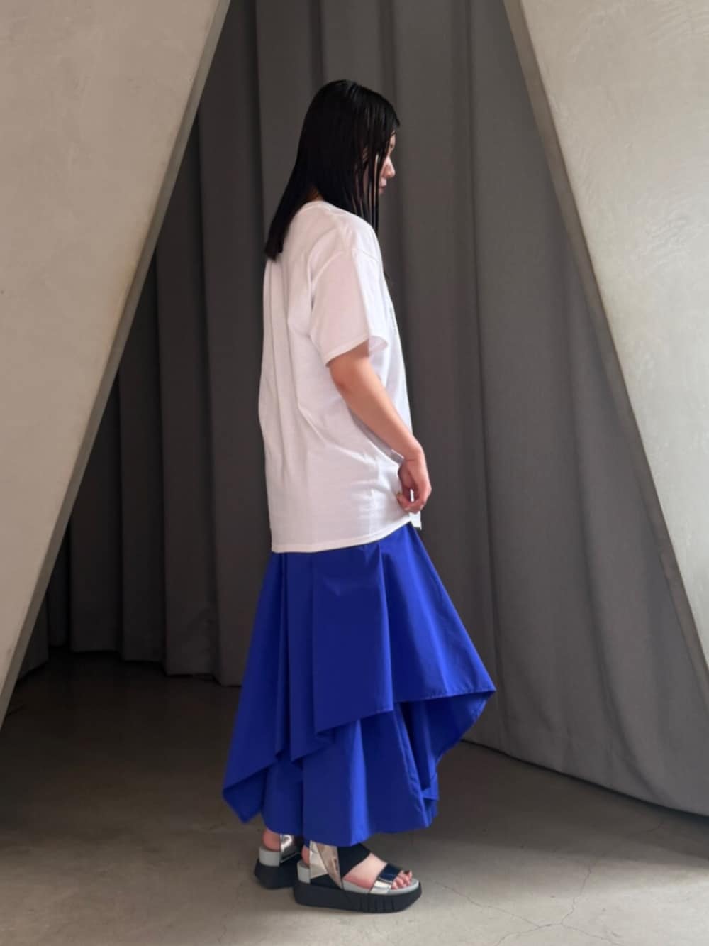 その他のサンダル、ホワイト系のTシャツ/カットソー、ブルー系のその他パンツを着用したレディースの夏コーディネートの2枚目の写真
