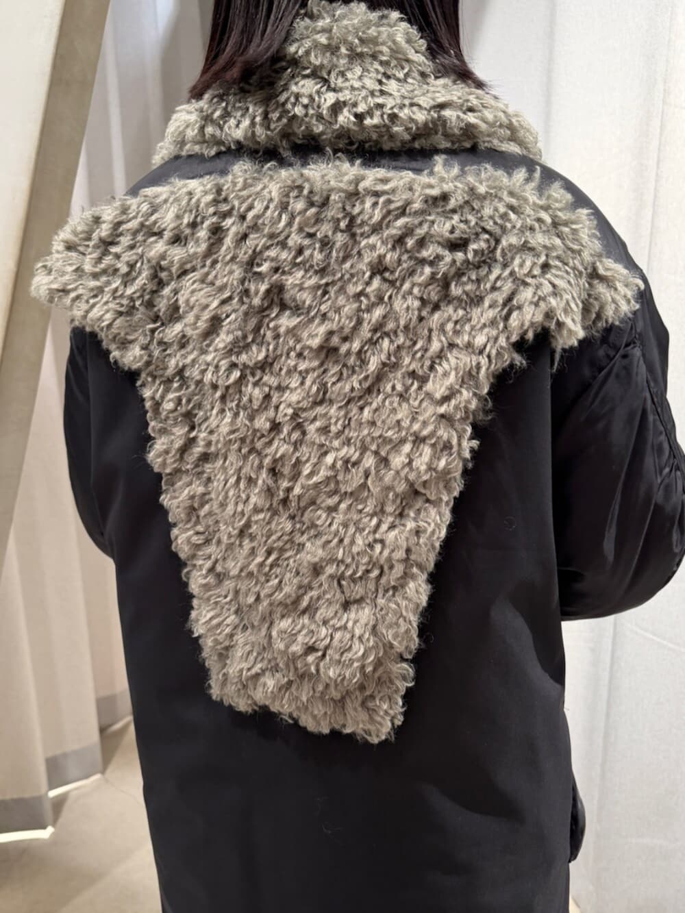 ブラック系のブーツ、ブラック系のその他アウター、ブラック系のその他パンツを着用したレディースの秋コーディネートの8枚目の写真