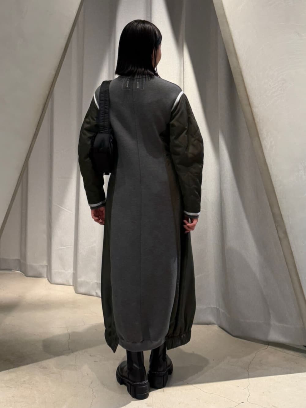 ブラック系のブーツ、その他のワンピース、ブラック系のボディバッグ/ウエストポーチを着用したレディースの秋コーディネートの3枚目の写真