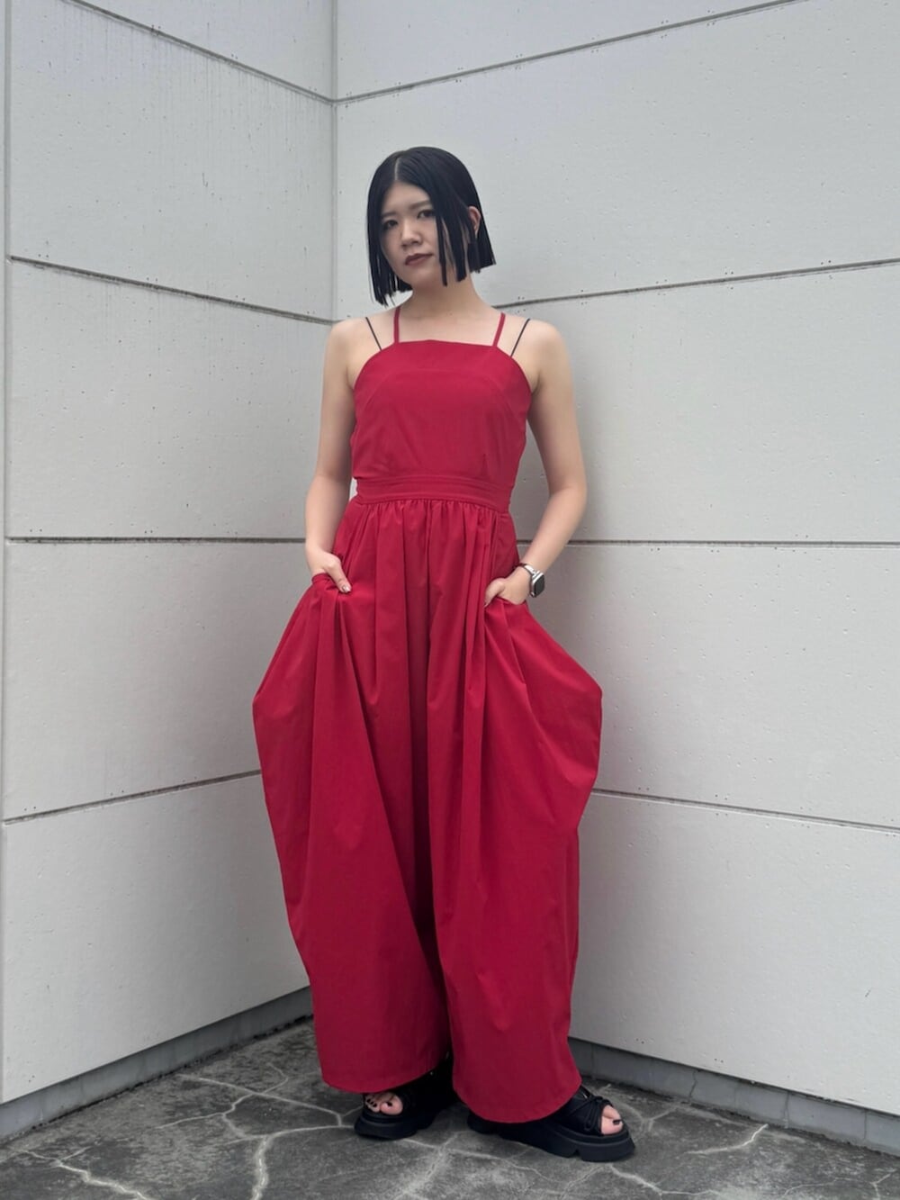 ブラック系のサンダル、レッド系のつなぎ/オールインワンを着用したレディースの夏コーディネートの3枚目の写真