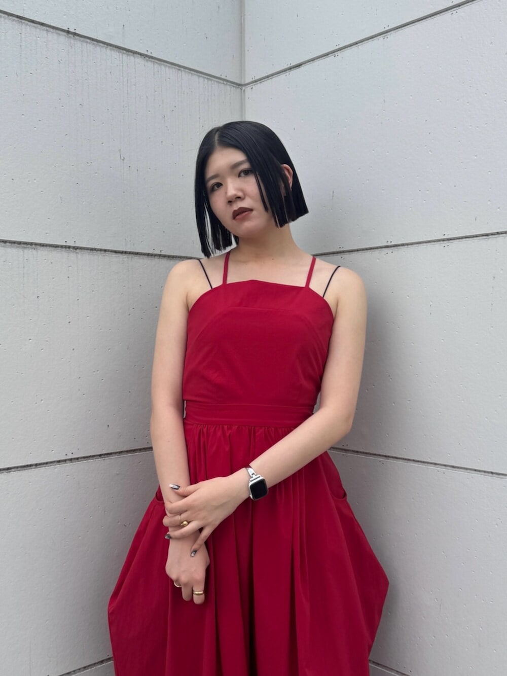 ブラック系のサンダル、レッド系のつなぎ/オールインワンを着用したレディースの夏コーディネートの4枚目の写真