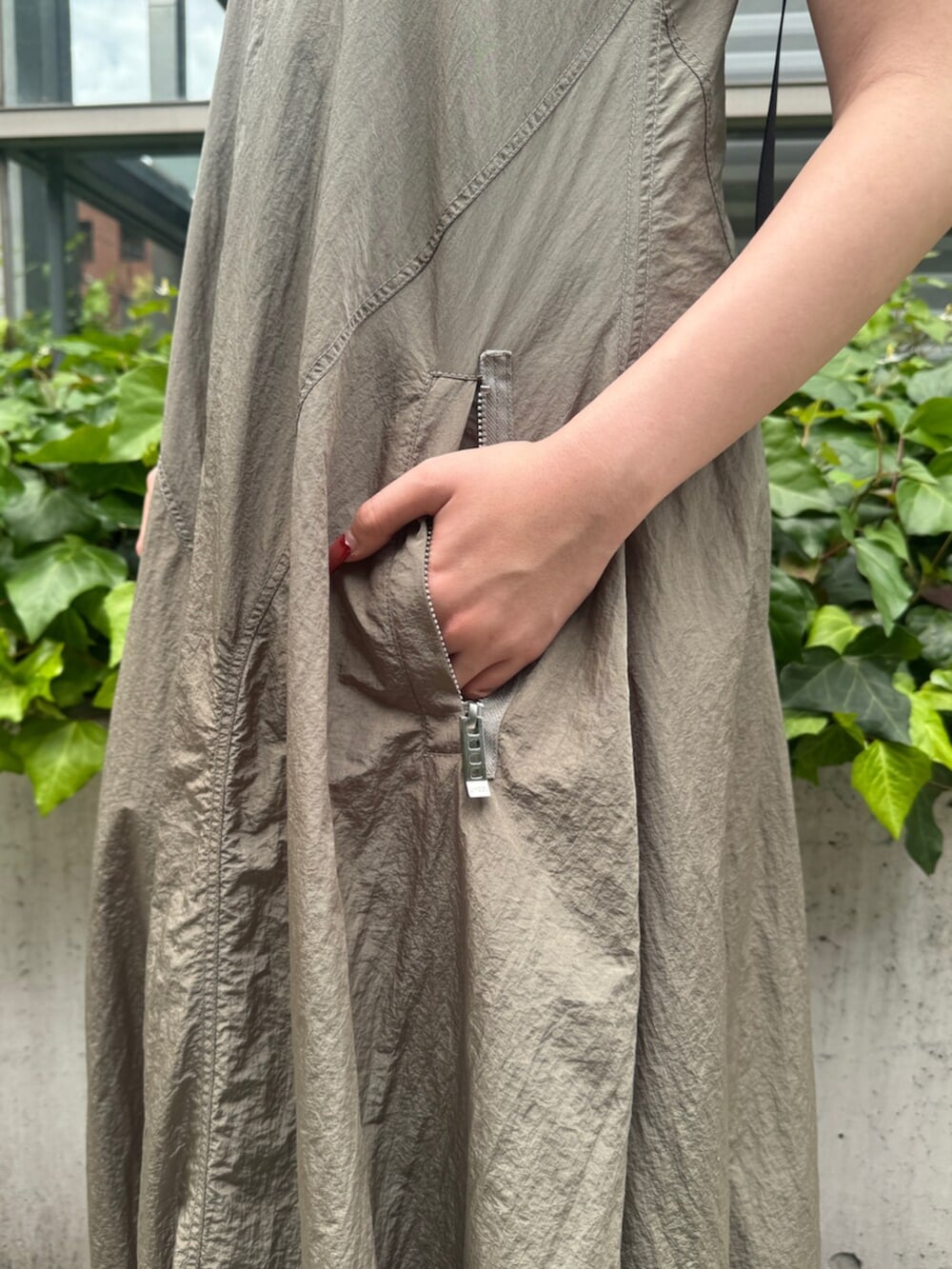 ブラック系のサンダル、ベージュ系のワンピースを着用したレディースの夏コーディネートの5枚目の写真