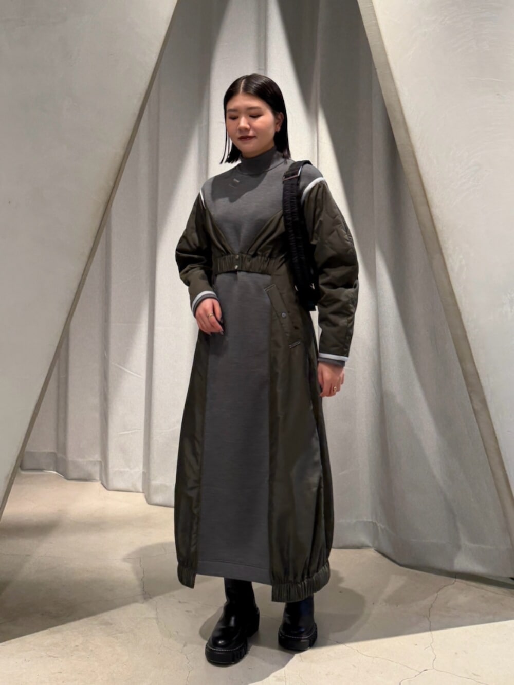 ブラック系のブーツ、その他のワンピース、ブラック系のボディバッグ/ウエストポーチを着用したレディースの秋コーディネートの4枚目の写真