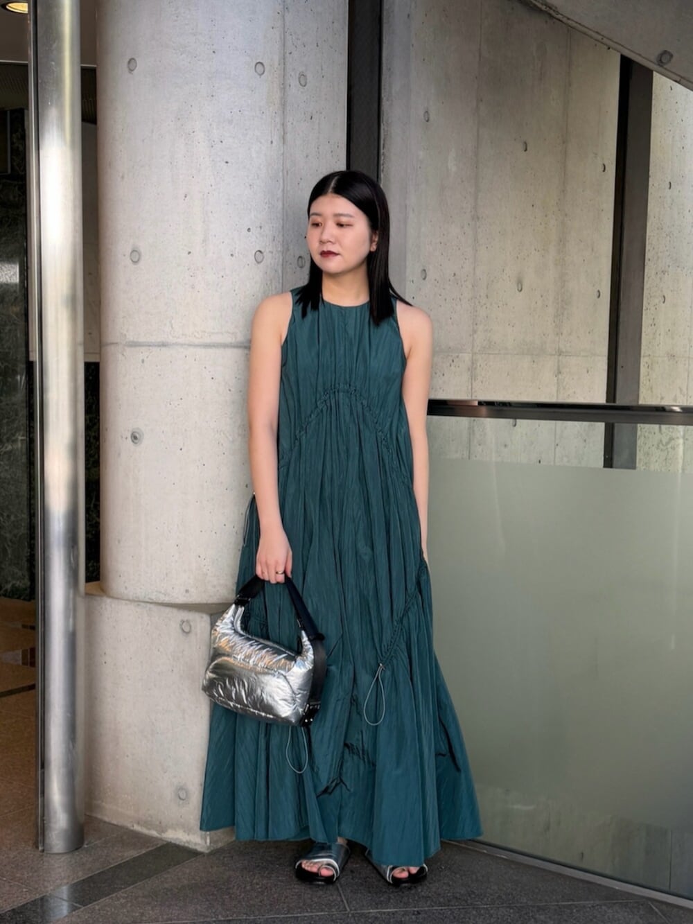 ブルー系のワンピース、シルバー系のショルダーバッグ、シルバー系のサンダルを着用したレディースの春コーディネートの4枚目の写真