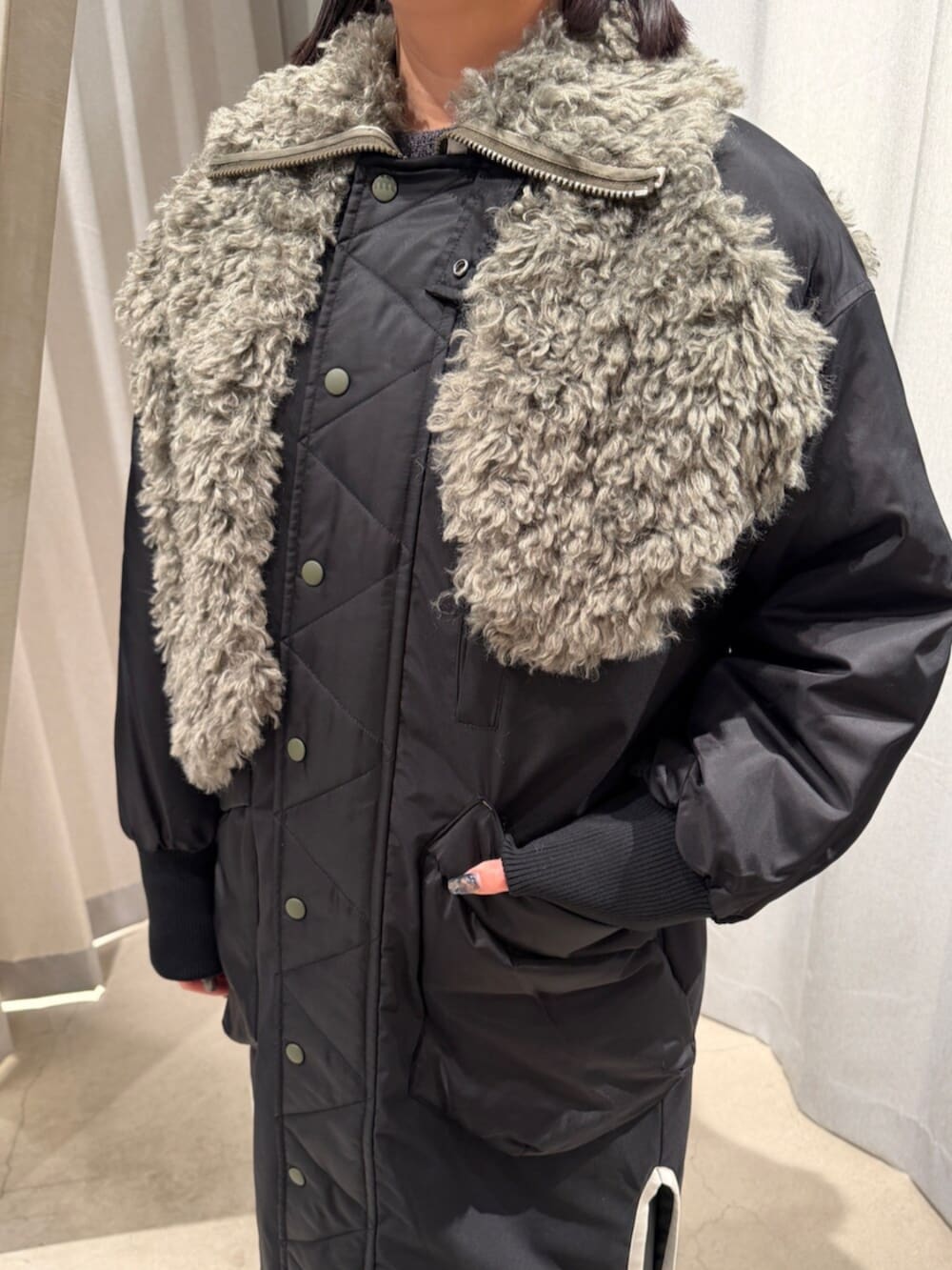 ブラック系のブーツ、ブラック系のその他アウター、ブラック系のその他パンツを着用したレディースの秋コーディネートの5枚目の写真