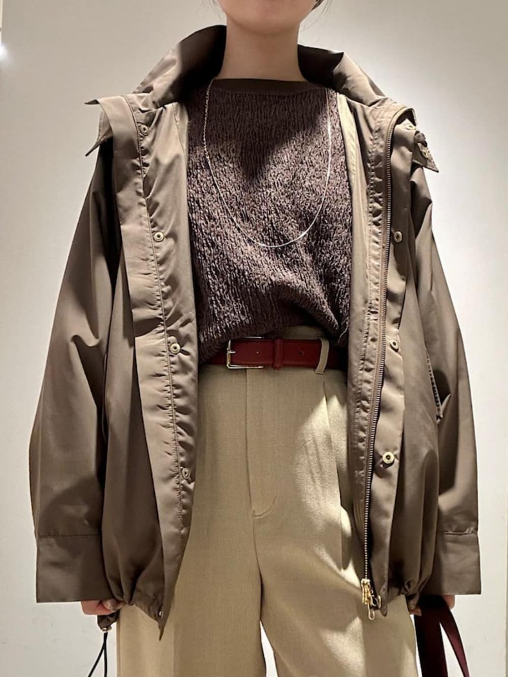 ブラウン系のTシャツ/カットソー、ベージュ系のその他パンツ、ブラウン系のブルゾンを着用したレディースの秋コーディネートの3枚目の写真