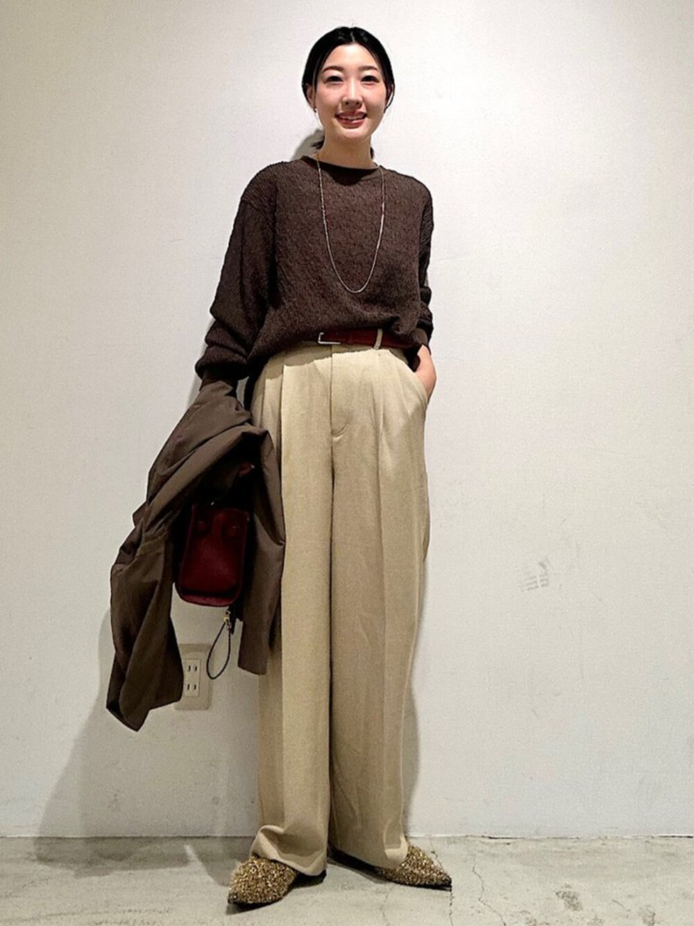 ブラウン系のTシャツ/カットソー、ベージュ系のその他パンツ、ブラウン系のブルゾンを着用したレディースの秋コーディネートの2枚目の写真