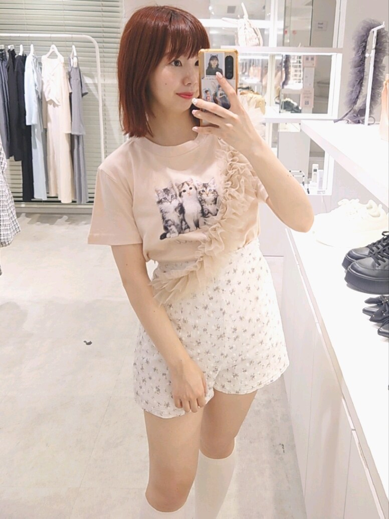 ピンク系のTシャツ/カットソー、ホワイト系のその他パンツ、ホワイト系のサンダルを着用したレディースの春コーディネートの2枚目の写真