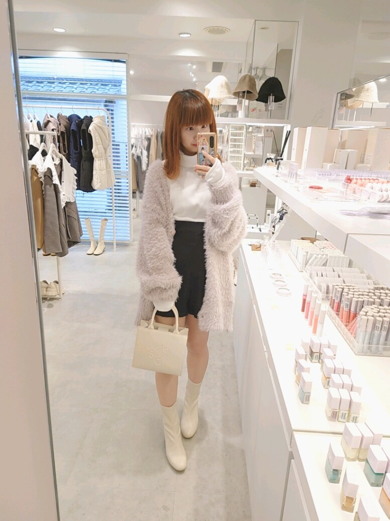 ピンク系のカーディガン/ボレロ、ホワイト系のTシャツ/カットソー、ホワイト系のショルダーバッグを着用したレディースの秋コーディネートの4枚目の写真