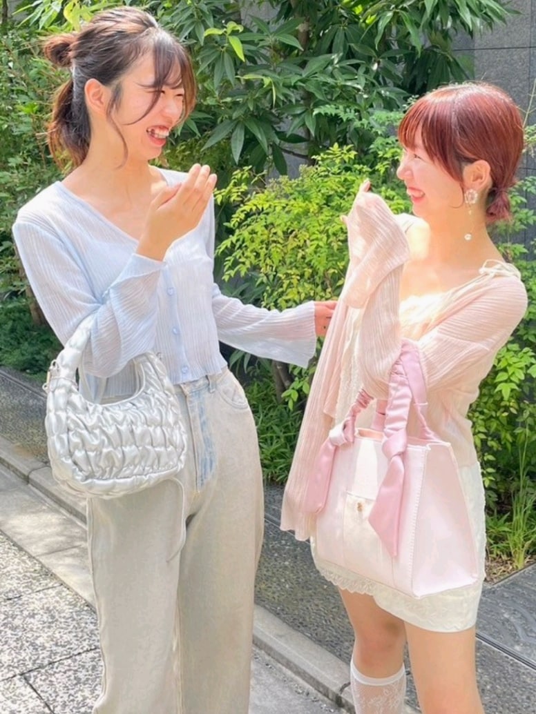 ピンク系のカーディガン/ボレロ、ブルー系のカーディガン/ボレロ、ピンク系のデニムパンツを着用したレディースの夏コーディネートの3枚目の写真