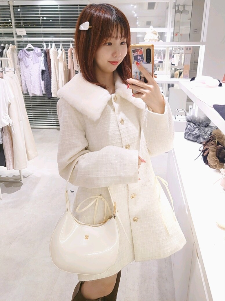 「ナイスクラップ、nice claup、one after another NICE CLAUP、骨格ウェーブ、イエベ春、低身長、152cm、モノトーン、厚底シューズ、ブーツ、デートコーデ、ショルダーバッグ、淡色コーデ、テーマパークコーデ、お出かけコーデ」｜「one after another NICE CLAUPの【premium order】ファーティペットリボンワンピースコート（ノーカラーコート、ホワイト系）」を使った、ばらさん（レディース・152cm）の秋コーディネートの2枚目の写真
