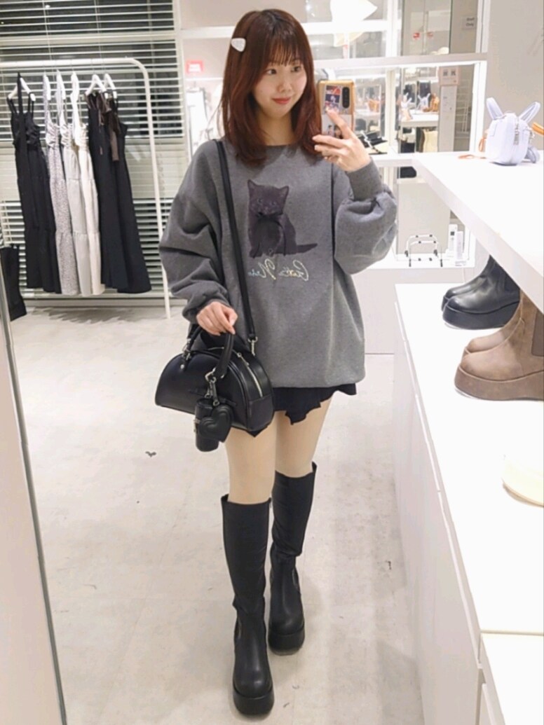 ブラック系のブルゾン、グレー系のスウェット、ブラック系のハンドバッグを着用したレディースの冬コーディネートの5枚目の写真