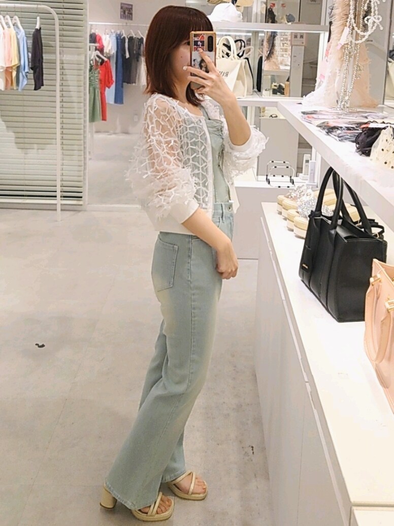 ホワイト系のブルゾン、ブルー系のサロペット/オーバーオール、ゴールド系のサンダルを着用したレディースの夏コーディネートの3枚目の写真