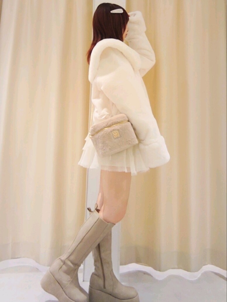 「ナイスクラップ、nice claup、one after another NICE CLAUP、骨格ウェーブ、イエベ春、低身長、152cm、淡色コーデ、冬コーデ、お出かけコーデ、冬アウター、韓国ファッション、ブーツ、ニット、ワントーンコーデ」｜「one after another NICE CLAUPのフェイクファーブルゾン（ブルゾン、ホワイト系）」を使った、ばらさん（レディース・152cm）の秋コーディネートの4枚目の写真