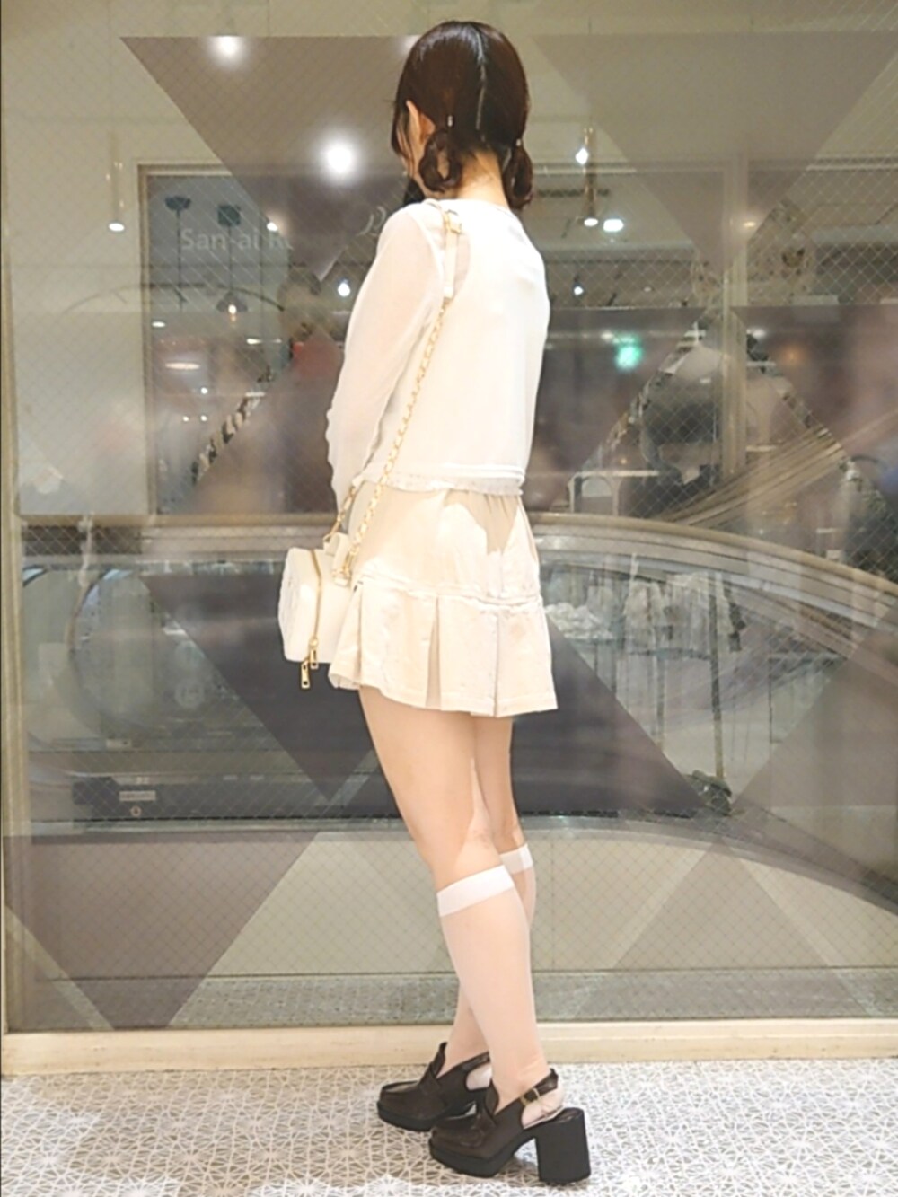 ホワイト系のカーディガン/ボレロ、ホワイト系のキャミソール、ホワイト系のスカートを着用したレディースの夏コーディネートの3枚目の写真