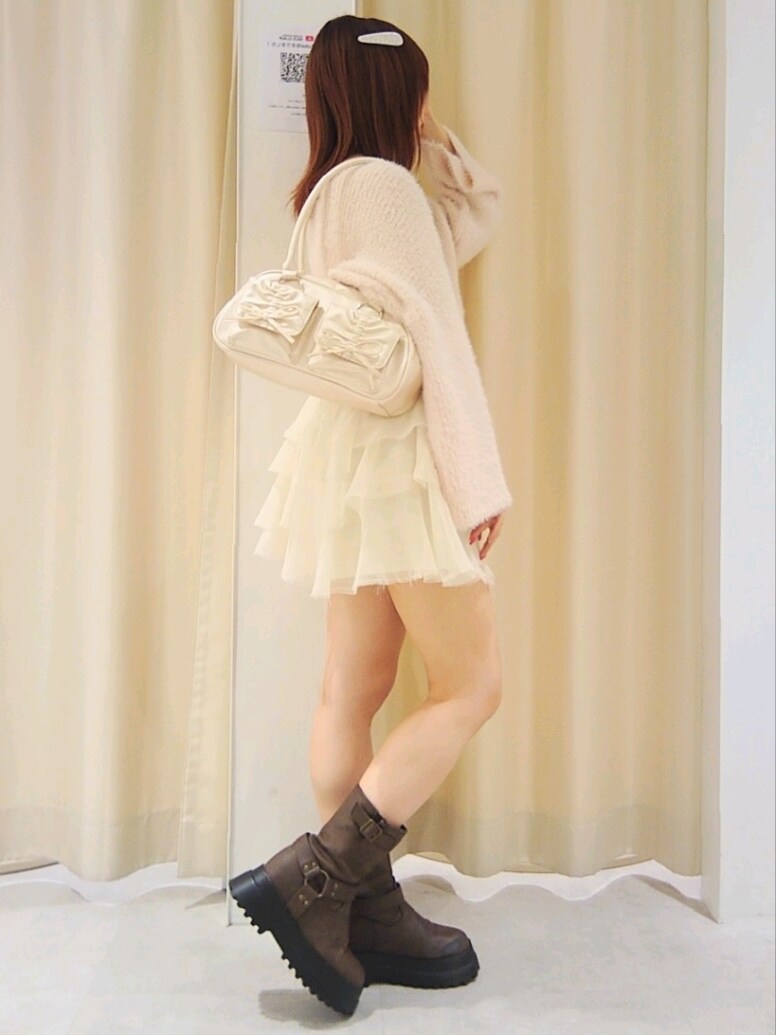 「ナイスクラップ、nice claup、one after another NICE CLAUP、骨格ウェーブ、イエベ春、低身長、152cm、デートコーデ、淡色コーデ、テーマパークコーデ、お出かけコーデ、秋コーデ、大人かわいい、モテ、ボストンバッグ」｜「one after another NICE CLAUPのドロストニットトップス（ニット/セーター、ピンク系）」を使った、ばらさん（レディース・152cm）の秋コーディネートの4枚目の写真