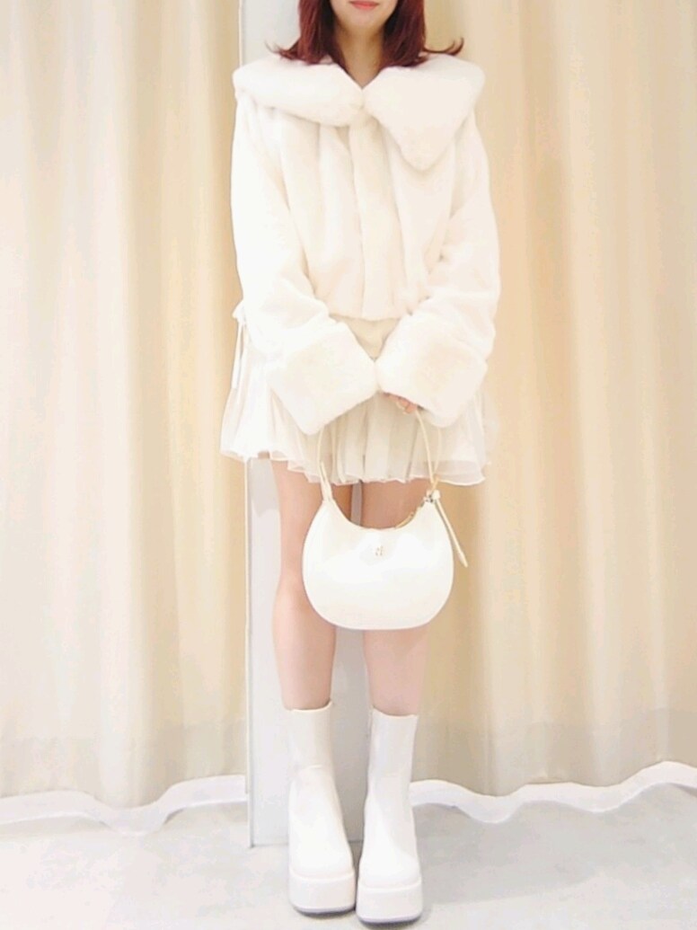 ホワイト系のブルゾン、ホワイト系のスカート、ホワイト系のショルダーバッグを着用したレディースの秋コーディネートの4枚目の写真