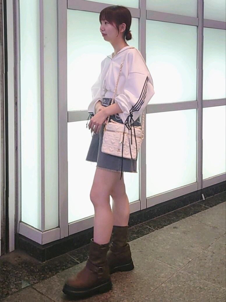 ホワイト系のパーカー、ホワイト系のキャミソール、ブルー系のスカートを着用したレディースの夏コーディネートの4枚目の写真