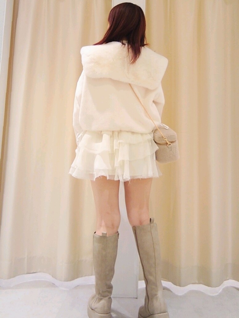「ナイスクラップ、nice claup、one after another NICE CLAUP、骨格ウェーブ、イエベ春、低身長、152cm、淡色コーデ、冬コーデ、お出かけコーデ、冬アウター、韓国ファッション、ブーツ、ニット、ワントーンコーデ」｜「one after another NICE CLAUPのフェイクファーブルゾン（ブルゾン、ホワイト系）」を使った、ばらさん（レディース・152cm）の秋コーディネートの5枚目の写真