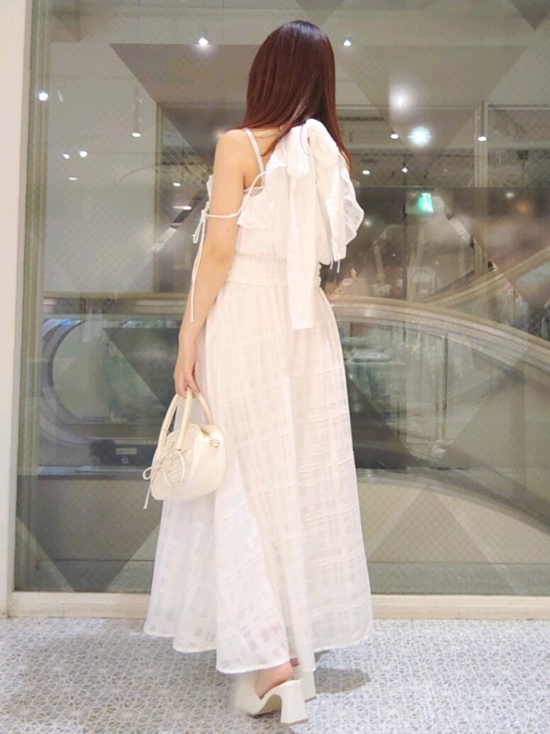 ホワイト系のワンピース、ホワイト系のショルダーバッグ、ホワイト系のサンダルを着用したレディースの夏コーディネートの3枚目の写真