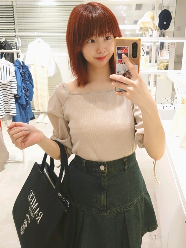 ベージュ系のTシャツ/カットソー、ブルー系のスカート、ブラック系のトートバッグを着用したレディースの夏コーディネートの2枚目の写真