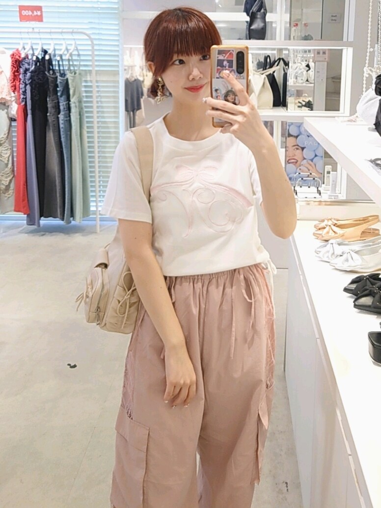 ホワイト系のTシャツ/カットソー、ピンク系のカーゴパンツ、ホワイト系のショルダーバッグを着用したレディースの夏コーディネートの2枚目の写真