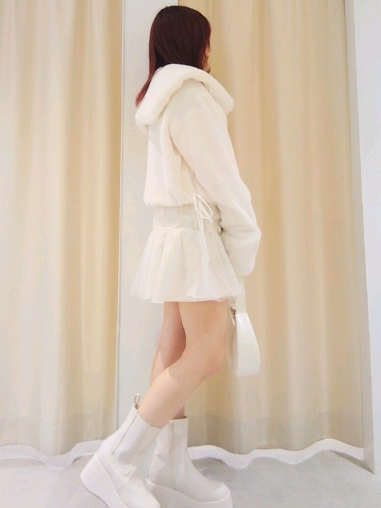 ホワイト系のブルゾン、ホワイト系のスカート、ホワイト系のショルダーバッグを着用したレディースの秋コーディネートの5枚目の写真