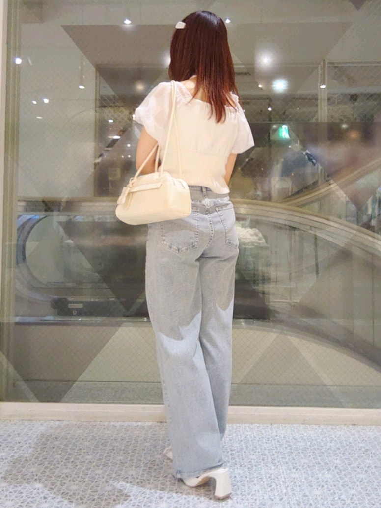 「ナイスクラップ、nice claup、one after another NICE CLAUP、骨格ウェーブ、イエベ春、低身長、152cm、デートコーデ、淡色コーデ、きれいめカジュアル、デニム、夏コーデ、韓国ファッション、初夏コーデ、夏ファッション」｜「one after another NICE CLAUPのドッキングオフショルニット（ニット/セーター、ホワイト系）」を使った、ばらさん（骨格ウェーブ・レディース・152cm）の夏コーディネートの3枚目の写真