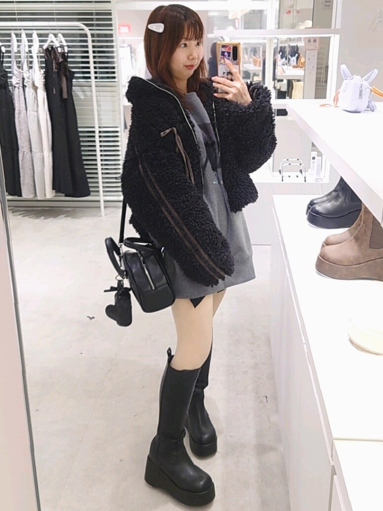 ブラック系のブルゾン、グレー系のスウェット、ブラック系のハンドバッグを着用したレディースの冬コーディネートの3枚目の写真