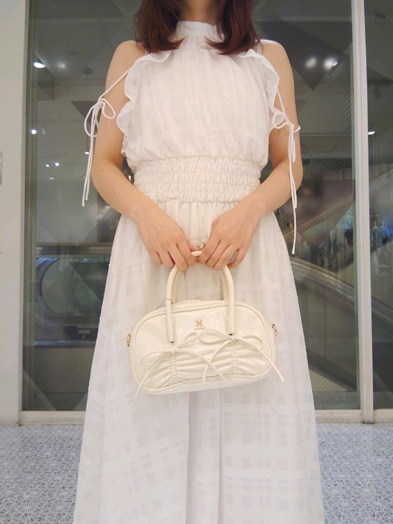 ホワイト系のワンピース、ホワイト系のショルダーバッグ、ホワイト系のサンダルを着用したレディースの夏コーディネートの2枚目の写真