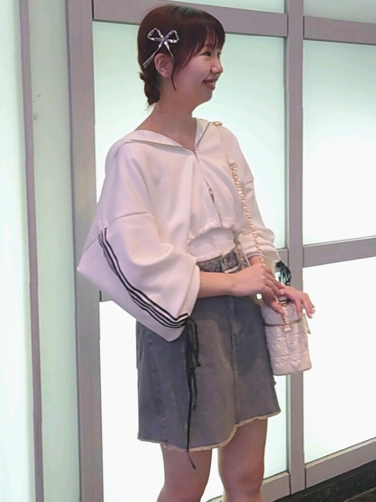 ホワイト系のパーカー、ホワイト系のキャミソール、ブルー系のスカートを着用したレディースの夏コーディネートの3枚目の写真