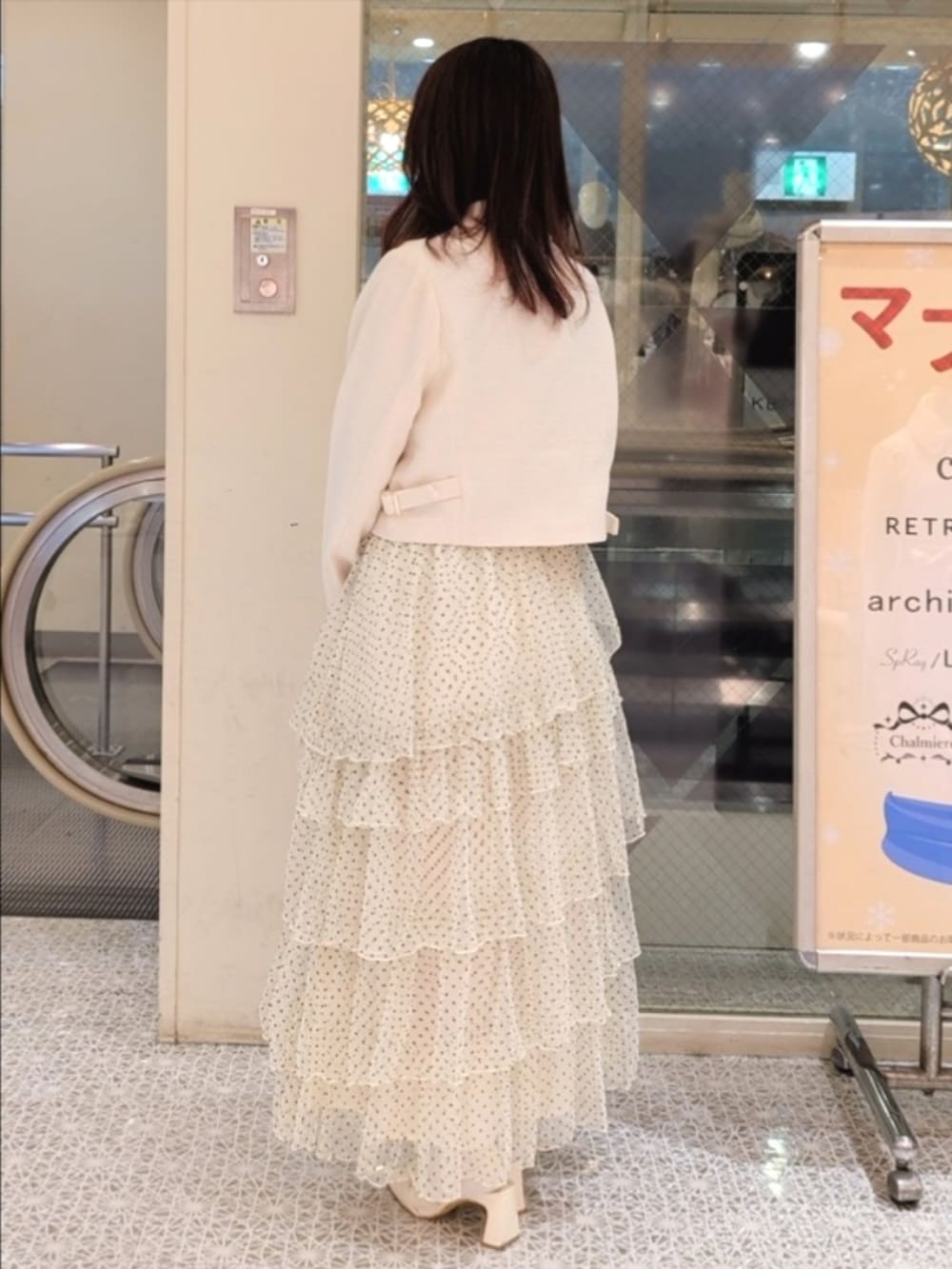 ホワイト系のテーラードジャケット、その他のワンピース、ホワイト系のショルダーバッグを着用したレディースの冬コーディネートの4枚目の写真