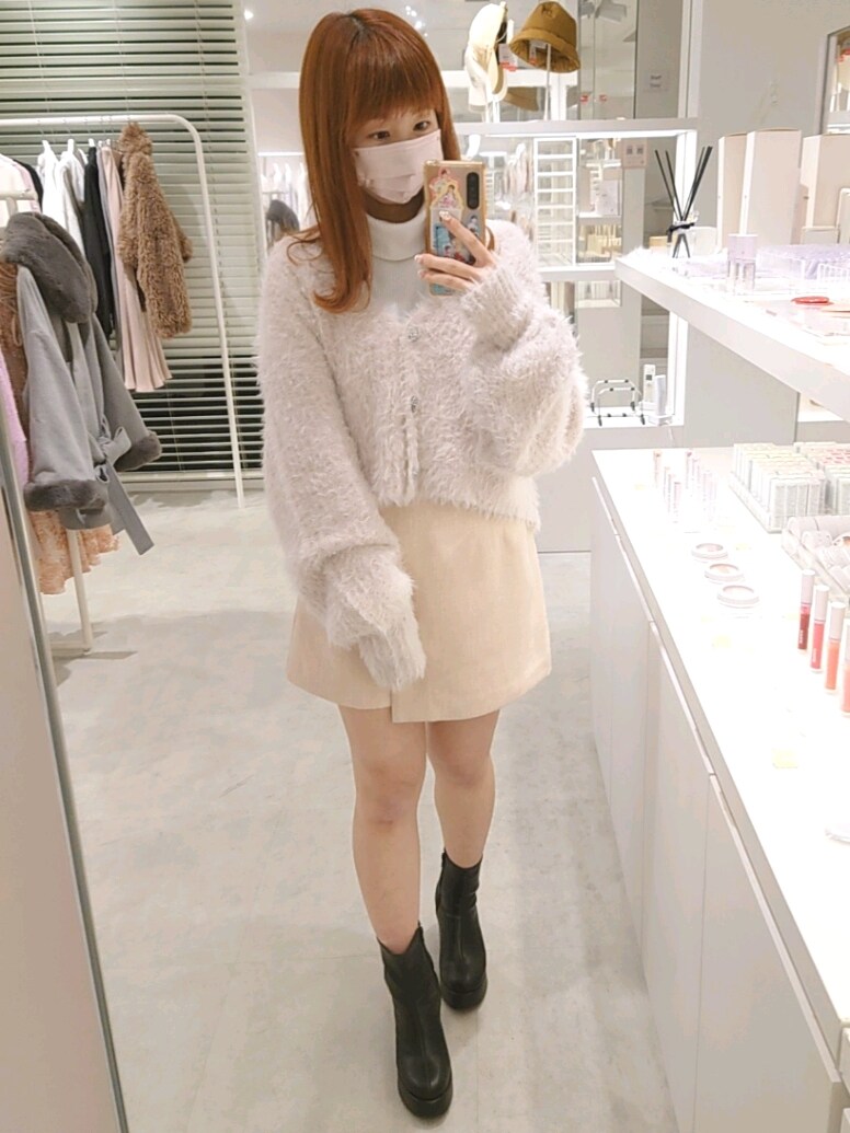 ピンク系のカーディガン/ボレロ、ピンク系のその他パンツ、ホワイト系のTシャツ/カットソーを着用したレディースの冬コーディネートの2枚目の写真