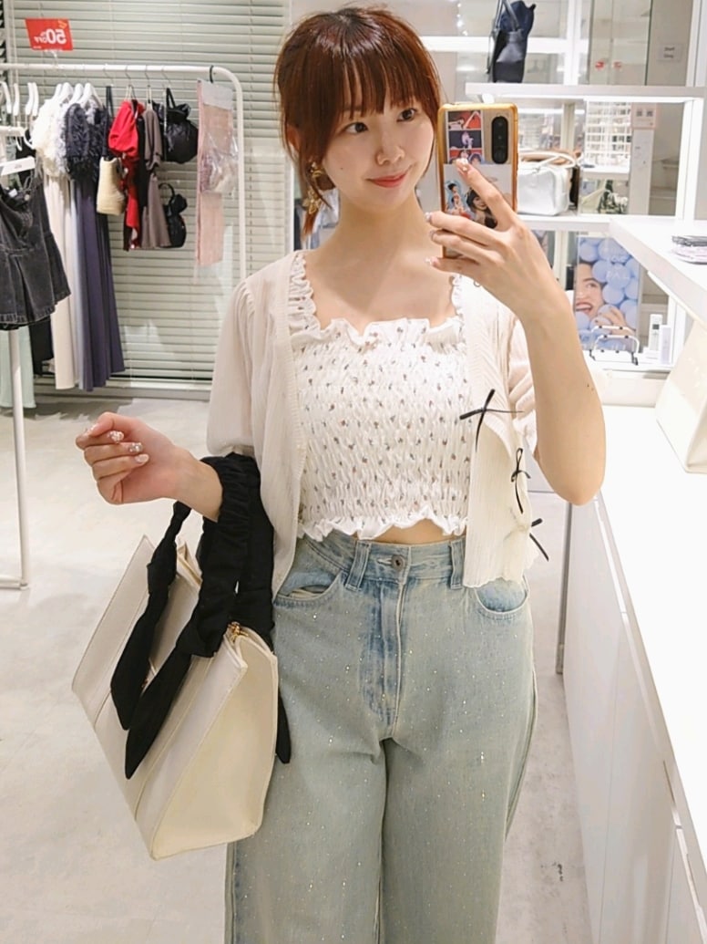 ホワイト系のカーディガン/ボレロ、ホワイト系のタンクトップ、ブルー系のデニムパンツを着用したレディースの夏コーディネートの2枚目の写真