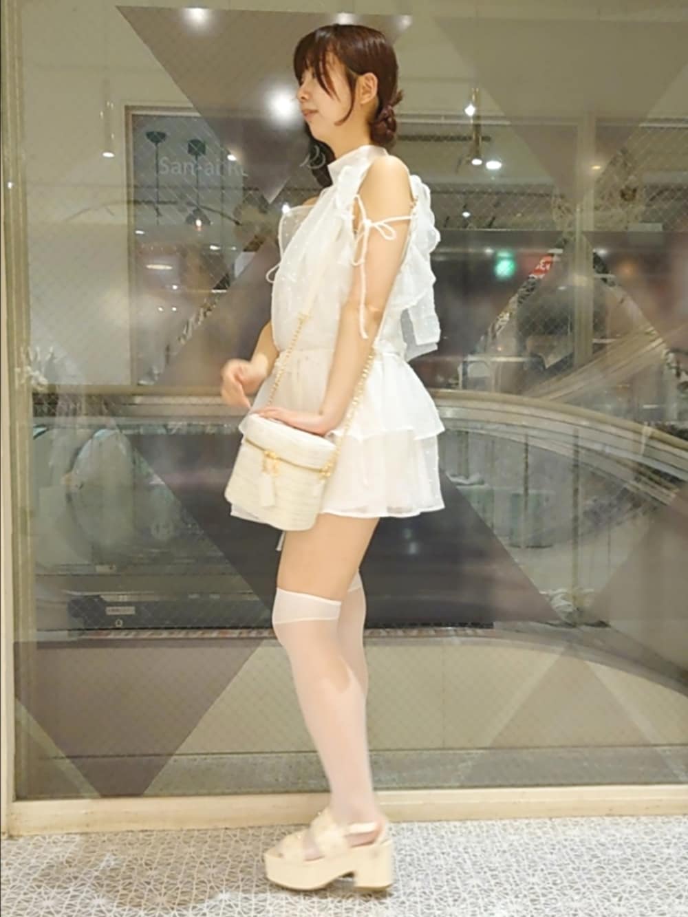 ホワイト系のワンピース、ホワイト系のショルダーバッグ、ホワイト系のサンダルを着用したレディースの夏コーディネートの2枚目の写真