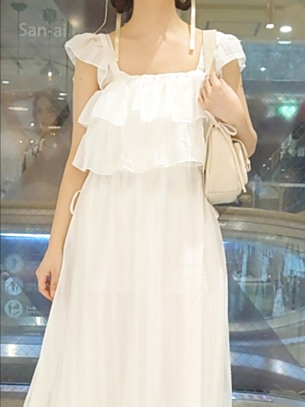 ホワイト系のワンピース、ホワイト系のショルダーバッグ、ホワイト系のサンダルを着用したレディースの夏コーディネートの3枚目の写真